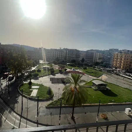 Metropolis Stazione בית הארחה