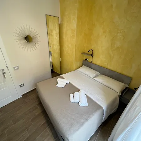 Metropolis Stazione בית הארחה