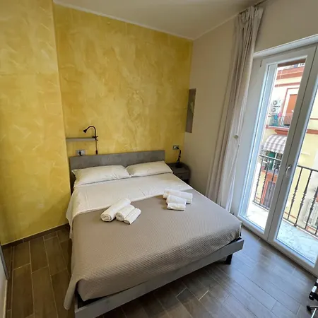 Metropolis Stazione בית הארחה